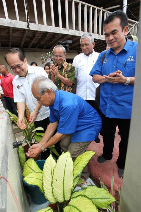 Projek sistem penuaian air hujan,orang asli harap sumber air hujan and more. Bridging Views: Sistem Penuaian Air Hujan di Rumah Panjang ...