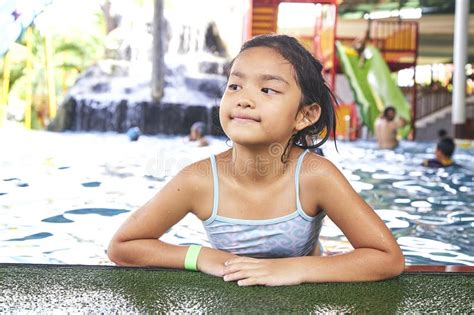 happy little asian girl at the pool obraz stock obraz złożonej z pool little 146982295