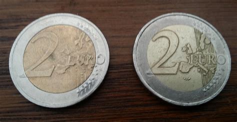 Pièce 2 Euros Avec Couleur Differente Les Euros Monnaies Et Billets