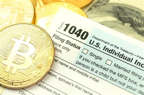 Moneda Bitcoin Dorada Y Primer Plano Del Formulario De Impuestos Concepto De Tiempo Para Pagar