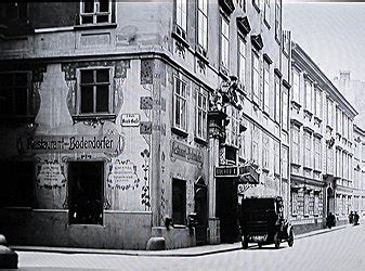 Their origins, when stripped of legend, can be traced back to a certain ursus de paro. PLANET VIENNA - Palais Orsini-Rosenberg, Wien