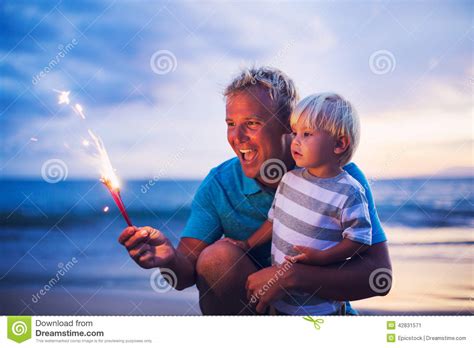 Fuochi D Artificio Di Illuminazione Del Figlio E Del Padre Immagine Stock Immagine Di Libert