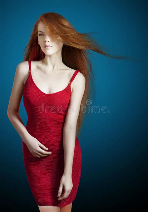 jeune belle femme japonaise avec la robe rouge image stock image du mignon languettes 35857041
