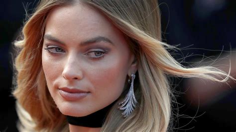 Margot Robbie In Vogue Actress ‘hates Being Called A Bombshell News