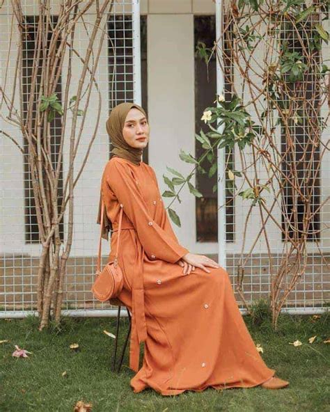 Ide Padu Padan Warna Hijab Untuk Baju Oranye Yang Keren