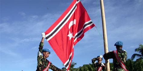 Bahagian yang berwarna merah bermakna hulubalang yang mempertahankan negeri. 5 Bendera Bulan Bintang berkibar di Aceh di Hari Milad GAM ...