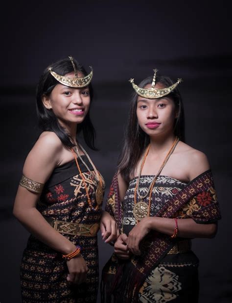 サブ島インドネシアの伝統的な服を着ている美しい女性 プレミアム写真