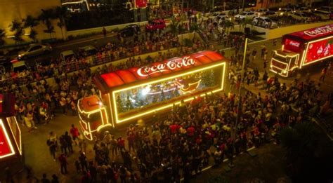 caminhÕes da coca cola 2022 no recife capital pernambucana recebe caravana de natal da coca
