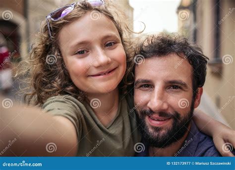 Padre E Hijo Joven Que Toman Selfies Juntos En La Ciudad Imagen De
