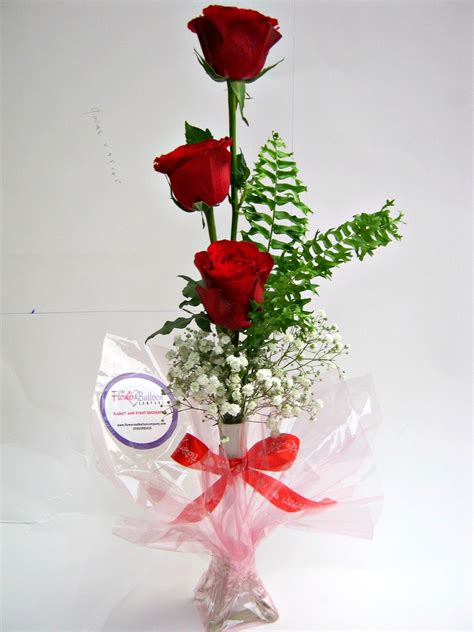 Single stem flower vase project was assigned in my studio. Roses in vase with gypsophila | flowerandballooncompany.com