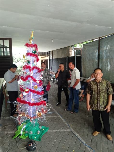 Ada 3 pohon natal sedang dipajang di toko. Kreatif! Gereja di Malang Bikin Pohon Natal dari Sampah yang Didaur Ulang | Urbanasia.com