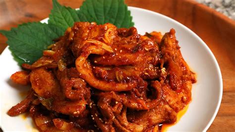 Spicy Korean Stir Fried Pork Dwaejigogi Bokkeum 돼지고기볶음 Youtube