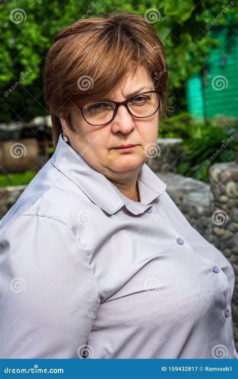 Een Dikke Vrouw Van Middelbare Leeftijd Is Droevig In Het Park Stock Afbeelding Image Of