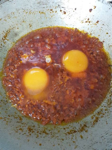 Telur separuh masak untuk sarapan pagi, telur dadar bersama nasi campur atau telur mata kerbau bersama maggi goreng mamak. Cara untuk membuat sambal telur hancur yang sangat sedap ...