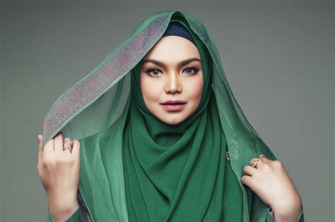 Dato' sri siti nurhaliza embodies the nusantara identity. Tolak kisah putus cinta, Siti Nurhaliza minta lirik lagu ...