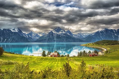 Jezioro Góry Łąki Domy Norwegia Natural Landmarks Landscape