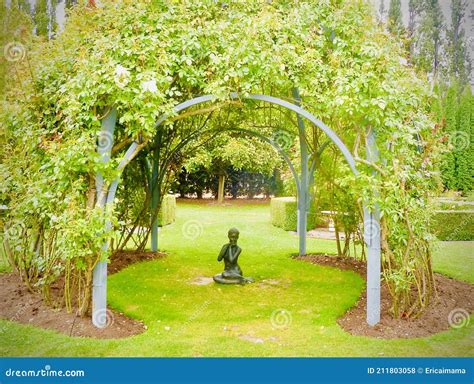 Statue De Femme Nue Dans Le Jardin Photo Stock Ditorial Image Du