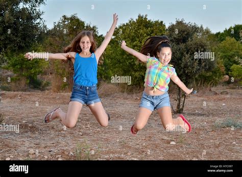 Beste Freunde Für Immer Zwei 12 Jährige Mädchen Im Teenageralter Springen In Der Luft