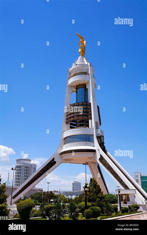 Turkmenist N Ashgabat Plaza De La Independencia El Arco De La