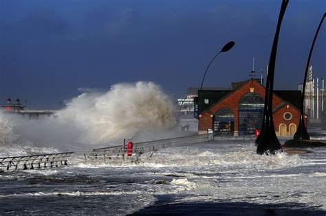 thousands evacuated as gale force winds sweep the country manchester evening news