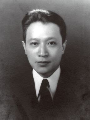 陳夢家有個胞弟尚在人世——八十五歲的退休水文地質學家陳夢熊。(陳家那一代男性的姓名中都有一個「夢」字。)12月一個寒冷的上午，我前往陳夢熊位於北京的家中拜訪;他滿頭白髮的妻子帶著不自然的笑容給我們斟上了茶水。 陳夢熊似乎並不願意開口——他說自己感覺有些不太舒服。他給我看了唯一保存下來的家族合照之後告訴我，他的哥哥被劃成「右派」之後，下放到河南從事了兩三年的農業生產。「他一直很外向，但回來之後很少說話，」陳夢熊說。他還說自己對陳夢家的妻弟趙景心感到很失望，竟然因為那些古董傢俱收上海博物館的錢。「夢家希望是捐獻，而不是出賣，」老人很生氣地說道。「我從此再沒和他說過話。」 我拿出陳夢家在1966年寫給博物館館長的信件影本，遞給了陳夢熊。他默默地讀著。「我之前從沒看見過，」他說道。「你從哪裡得到的?」 中國人面對痛苦的回憶時，往往喜歡拐彎抹角，說出的故事也像扔在地上的繩子一樣軟弱無力。不過，一旦打定主意，他們的直白就無法抑制。「那一年8月，紅衛兵開始'破四舊'運動，」陳夢熊說道。「我正在挨批鬥。我大兒子那時候九歲，我叫他溜到夢家的家裡給他提個醒。他家裡有很多舊書舊畫之類的東西，我叫他要麼扔了，要麼找個地方藏起來。我兒子回來說，一切正常。」 「可就在那天晚上，陳夢家頭一次想到了自殺。他吞下一大把安眠藥，不過沒有死成。他們把他送到了醫院。第二天，我去了他家，門上貼著批判他的大字報。我進門的時候，紅衛兵已經等著了。'好哇，'紅衛兵們說道。'你這是自投羅網。' 「夢家的妻子也在場，紅衛兵把她和我按到了院子中間的椅子上。他們剃掉了我們的頭髮——被稱作陰陽頭。接著，他們解下皮帶抽打我們。一開始他們用的是皮帶，後來又用起了皮帶扣。我當時穿著白襯衫，結果襯衫被血染成了紅色。他們一放我走，我就給單位打電話，是單位派人送我回到了家裡。回家的路上，我看到我妻子——可不是你剛才看見的那位，是我那時候的妻子。我叫她趕快回家。 「夢家在醫院住了一段時間，但因為他的背景又讓醫院趕了出來。大約一個星期之後，他就自殺了。他們有一個住家保姆，我覺得是她發現了他的屍體。我沒法去他家，因為我正在接受批鬥。沒有舉行葬禮。」 陳夢熊停了下來。我以為故事到這裡就結束了，可老人隨即又講了起來：「我妻子那一年同樣麻煩不斷。她的階級成分不好——她父親是著名的書法家，曾在國民黨政府做過事。50年代的'反右'運動把她嚇瘋了. 典型在夙昔│為漢字而死的國學大師——陳夢家｜新紀元周刊｜和您攜手，共同走進新的紀元