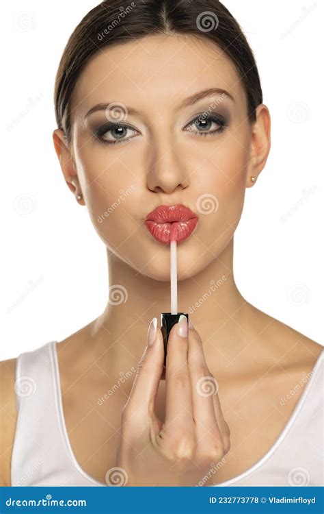 Mujer Aplicando Un Brillo De Labios En Sus Labios Con Gesto De Besarse Foto De Archivo Imagen