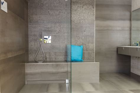 Wer fliesen auf einem holzboden verlegen möchte, sollte die tricks der profis kennen, damit das ergebnis professionell aussieht, und der neue boden der täglichen nutzung problemlos standhält. Harmonisches Spiel der Fliesen | Badgestaltung, Holzboden ...