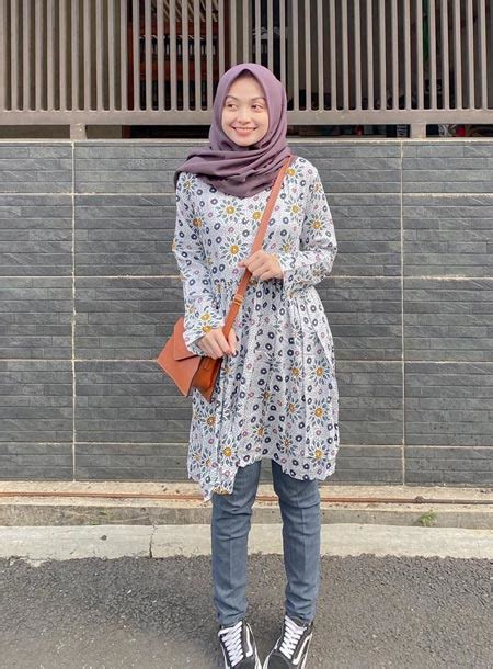 Motif flowery memang tidak pernah ketinggalan zaman. 27 Model Tunik Terbaru 2020 Untuk Hijaber Agar Tampil Modis