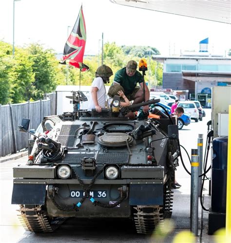 Britânico Usa Tanque De Guerra Como Carro E Gasta R 5 Mil Com Diesel