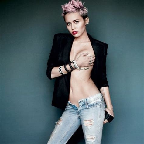 miley cyrus posa tapándose un pecho el sensual y provocativo posado de miley cyrus foto en