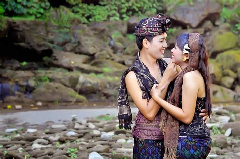 Ia menyebut, video itu adalah dokumentasi kegiatannya melakukan foto untuk keperluan pre wedding atau prewed. Budaya Bali : foto pre wedding indoor & outdoor di Bali
