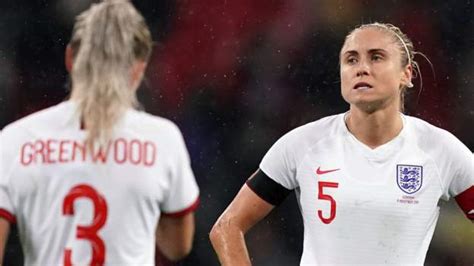 England 1 2 Germany Lionesses Concede Late On To Lose In Front Of