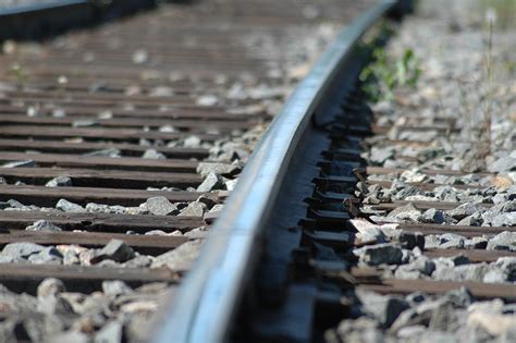 線路でsex中のカップル、列車に轢かれ死亡 世界の三面記事・オモロイド