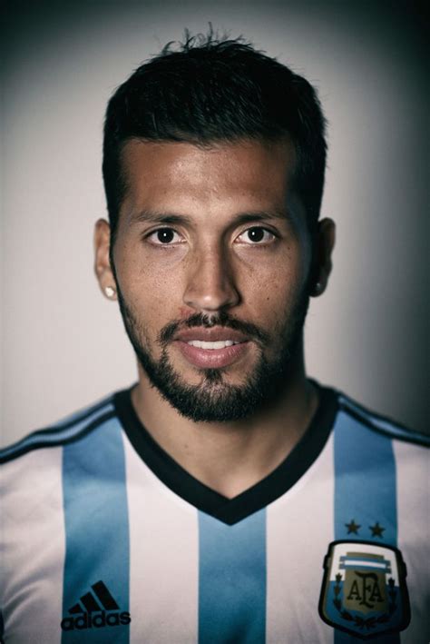 Lavezzi est réputé pour sa vitesse, sa générosité, ses capacités techniques et de dribble. Manchester United eye Ezequiel Garay transfer as Louis van ...