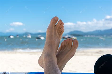 Homem relaxando na praia e ouvindo música download Designi