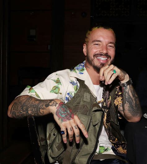 El Look De J Balvin Cómo Conseguir Sus Atuendos Extravagantes Gq