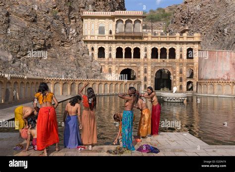 India Rajasthan State Jaipur Women Bathing In The Galta Temple Stock