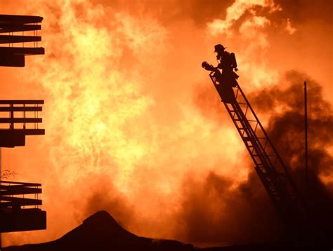 Un nuevo incendio forestal se inició en la zona de estancia mallín cume, en las cercanías de el bolsón, provincia de río negro, y ocasionó hasta el momento la quema de más de 1400 hectáreas. Incendio destruyó cuatro locales en Osorno y causó daños ...
