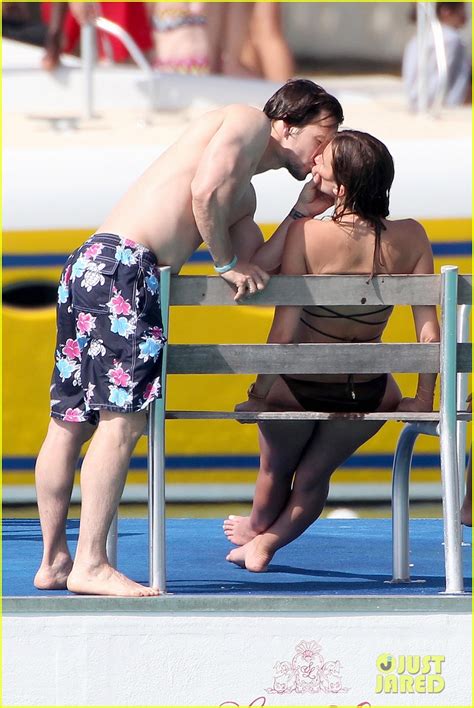 Shirtless Mark Wahlberg Rhea Durham Kiss Passionately In Barbados Photo Mark