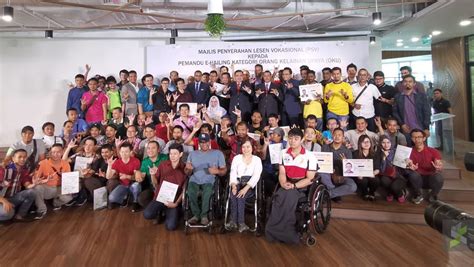 Pemandu juga perlu mengikuti kursus psv sebelum mendapat lesen berkenaan. 219 pemandu OKU berjaya lulus ujian lesen PSV (e-hailing ...