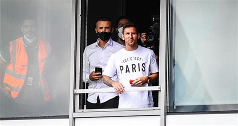 Combien Coûte Le Maillot De Lionel Messi - 🚨 PSG : les premières images de Messi avec son maillot, le numéro