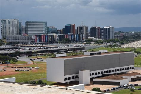 Biblioteca este accesibil tuturor cetenilor care au atins vrsta de 17 ani. Brasilia, cel mai mare complex arhitectural modern ...