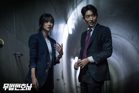 Lee Joon Gi And Seo Ye Ji Show Powerful Chemistry In Upcoming Drama Lawless Lawyer Soompi