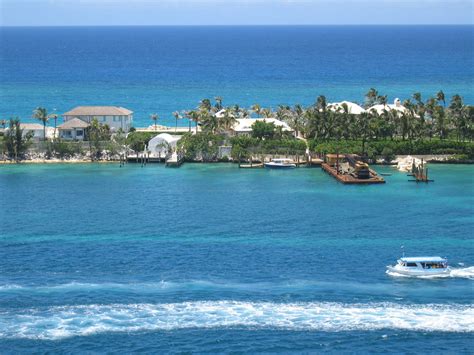 The country is made up of about 2,000 islands if you include the cays, which are small islands that are formed on coral reefs. Bahamas - Paradise island