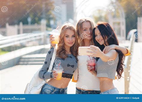 Trois Filles Font Le Selfie En Parc Photo Stock Image Du Robes Boisson