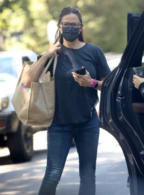 Jennifer Garner Is Always An Effortless Chic When She Runs Errands In