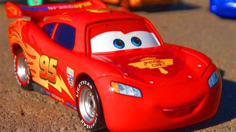 Disney Cars 2 Lightning McQueen Travel Wheels Exclusive Car Mattel Toys ...