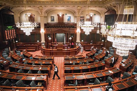 Illinois lawmakers fail to approve budget, but did send 400+ bills to ...