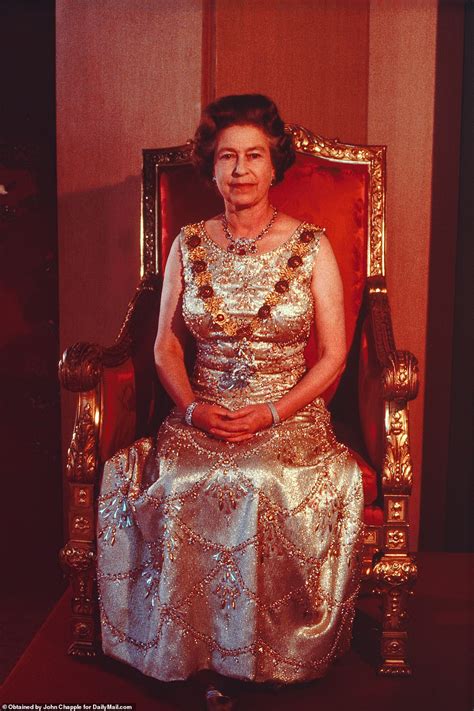 Never Before Seen Pictures Show Queen Elizabeth On Her Throne In 1986