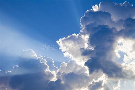Raggi Di Sun Con Le Nuvole Sul Paesaggio Del Cielo Blu Raggi Di Luce